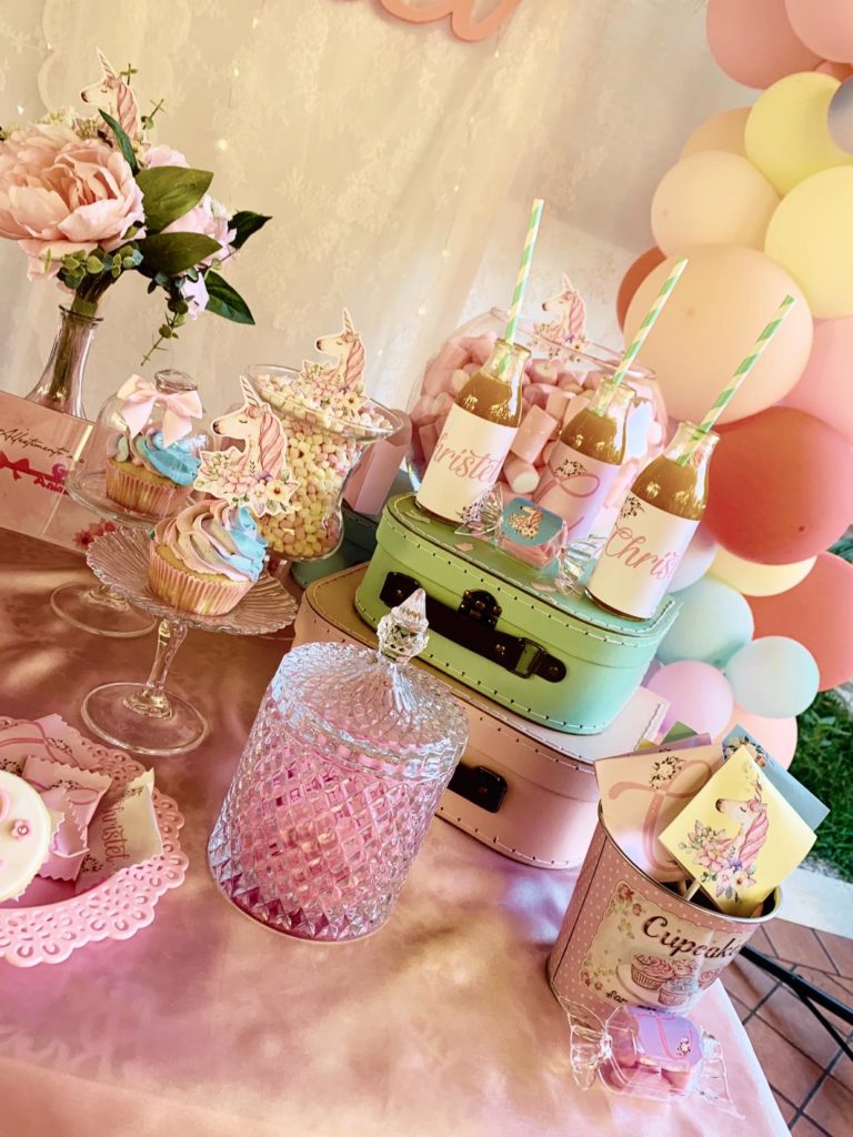 Unicorno decorato in ghiaccia reale festa a tema gadget sweet table  compleanno bambini