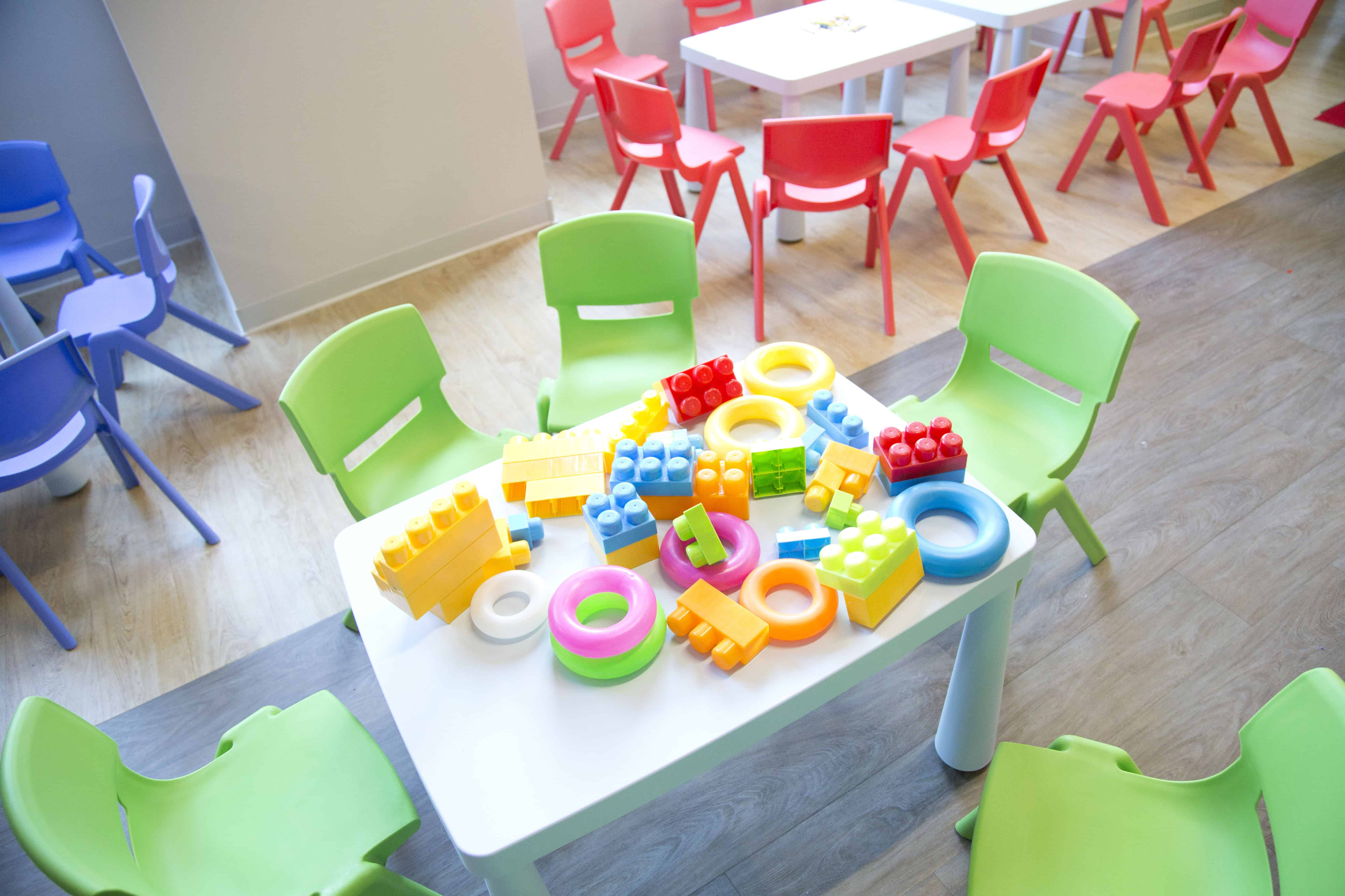 noleggio tavolini colorati per feste bambini