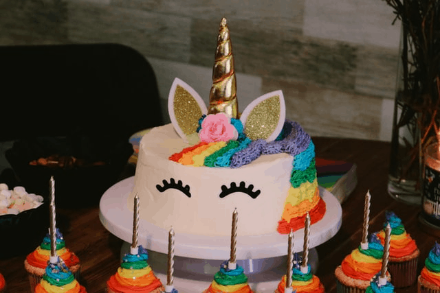 Festa di compleanno a tema unicorno - Scuolainsoffitta